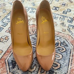 NEVER WORN CHRISTIAN LOUBOUTIN SO KATE NUDE HEELS
